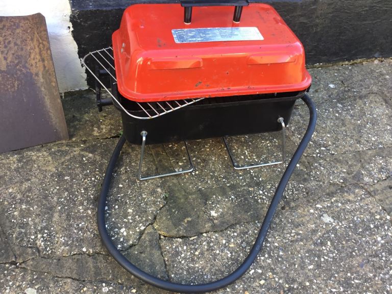 BBQ on a stand all clean. Only £5 need gone 