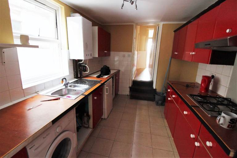 Spacious good condition 4 bedrooms sei-detached house in South Woodford Station- Company let Allowed