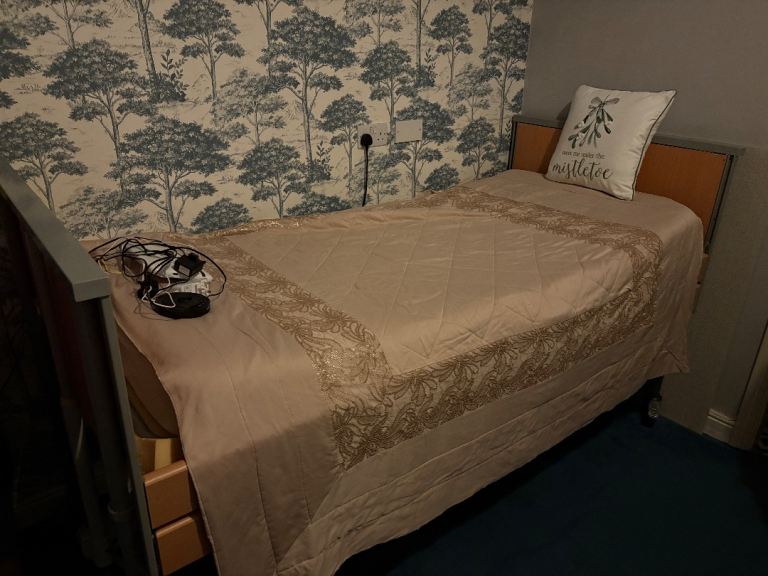 Electric medical bed 