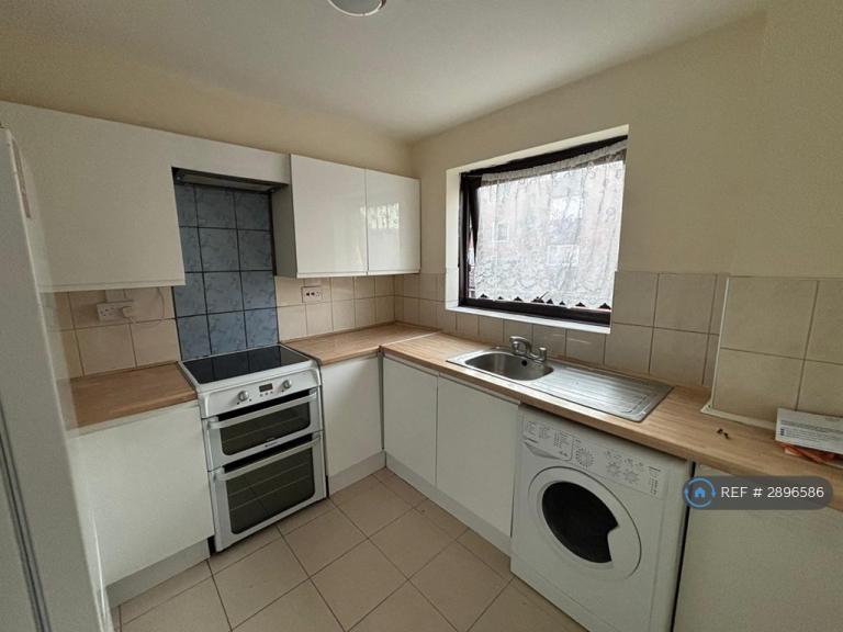 2 bedroom flat in Gurney Close, Barking, IG11 (2 bed) (#2896586)