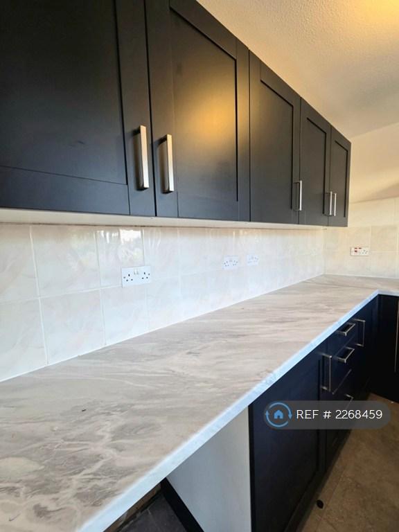 2 bedroom flat in Sutton Hall Road, Hounslow, TW5 (2 bed) (#2268459)