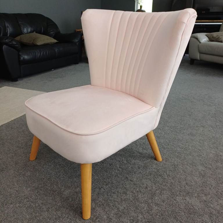 Pink Velvet Accent Chair – Good Condition