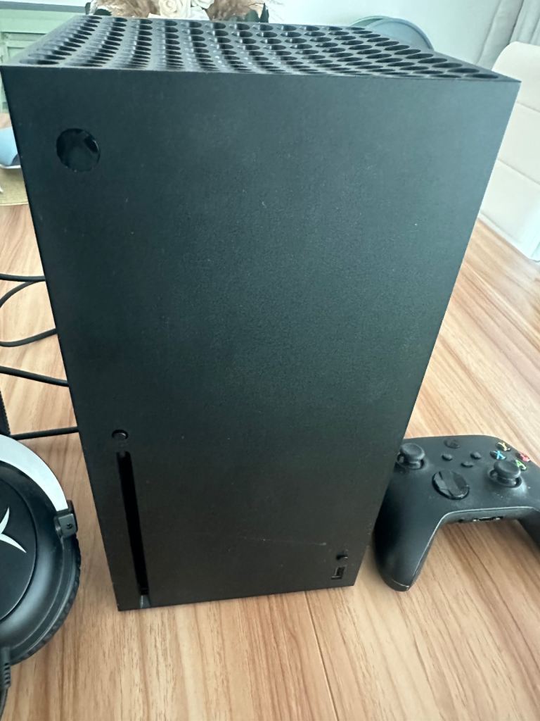 Xbox Series X 1TB - Excellent condition