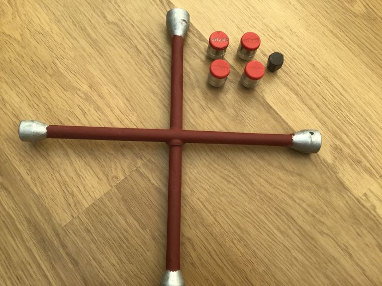 🚘 Ford Escort MK 2 🚘 Lockable Wheel Nuts With Red Caps  Plus Wheel Brace to Fit 