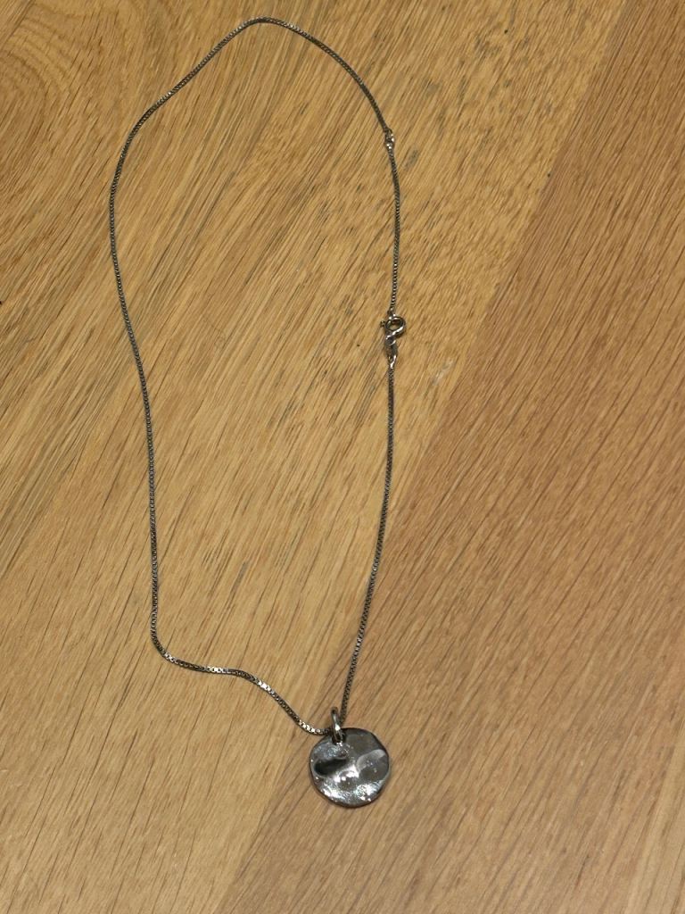 Hot diamonds sterling silver with single small diamond organic round necklace