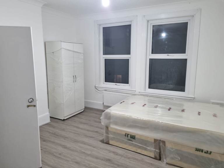 Furnished studio flat in E10 stutiable for couple