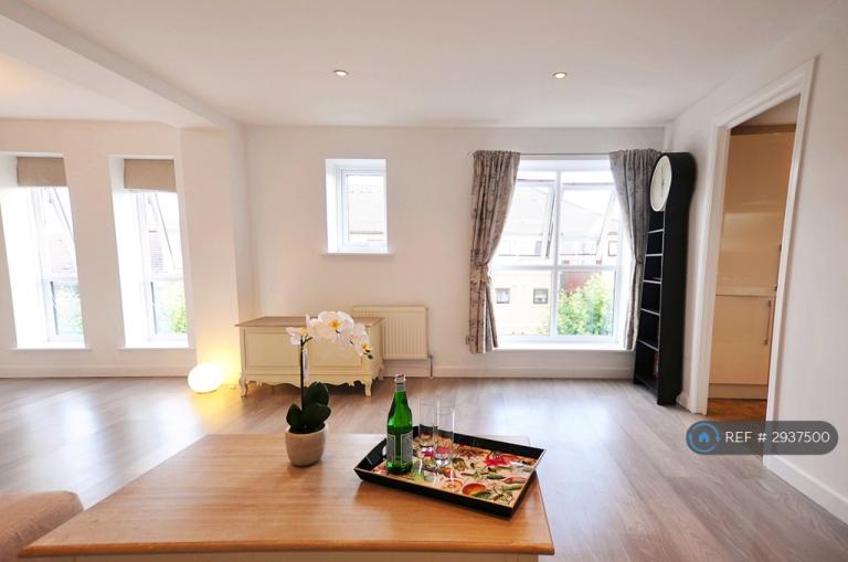 3 bedroom flat in Bowes Lyon Hall, London, E16 (3 bed) (#2937500)