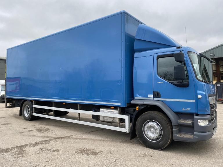 2022/ 71 DAF LF 260 18 TONNE BOX SLEEPER WITH 1.5 TONNE COLUMN TAIL LIFT. 