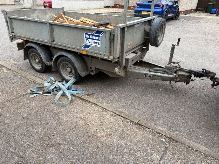 Tipping trailer with ramps 