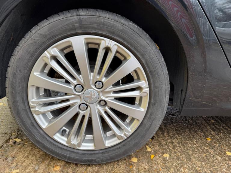 2017 Peugeot 208 1.2 PureTech Allure Euro 6 5dr HATCHBACK Petrol Manual