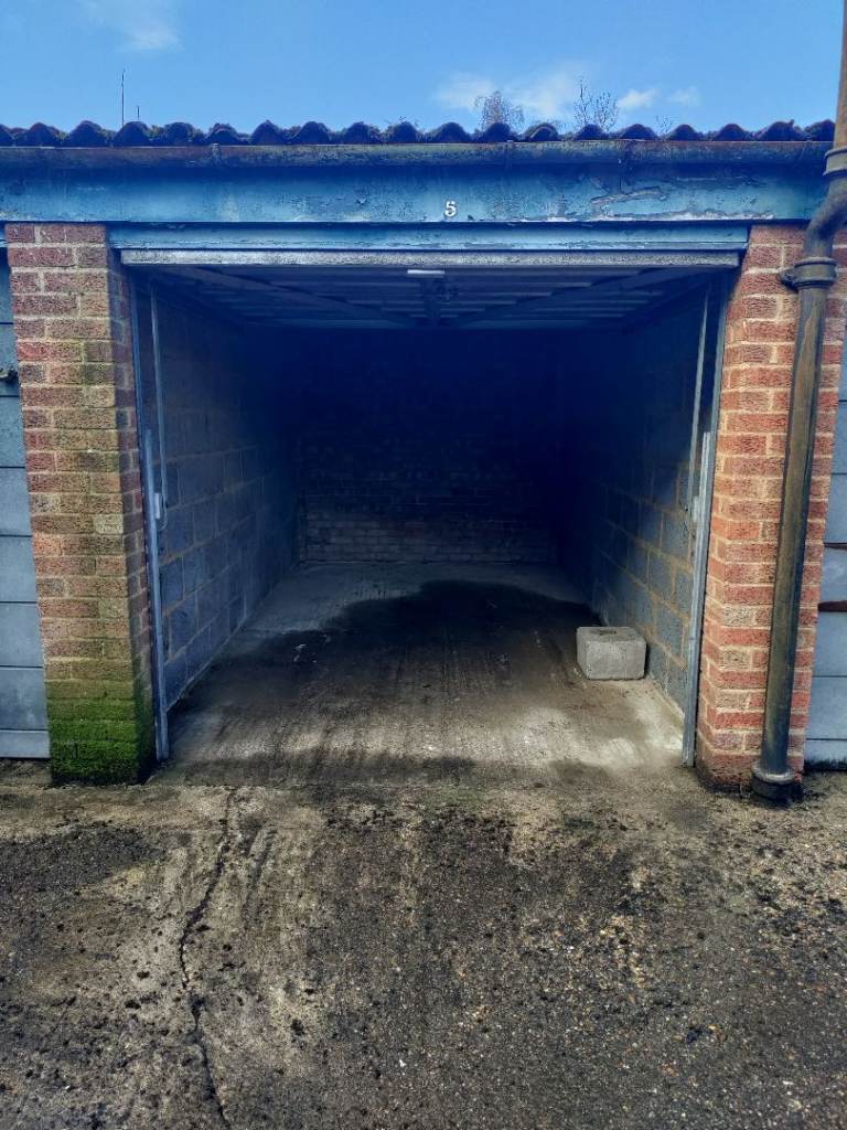  Garage for rent in Bounds Green N11 2HB (6151)