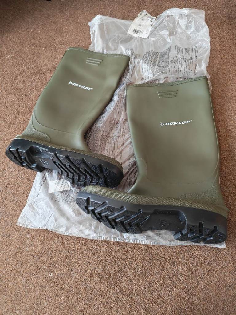 New Dunlop green wellington boots size 9.