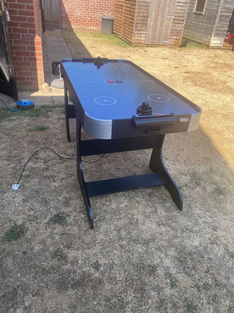 Air hockey table 