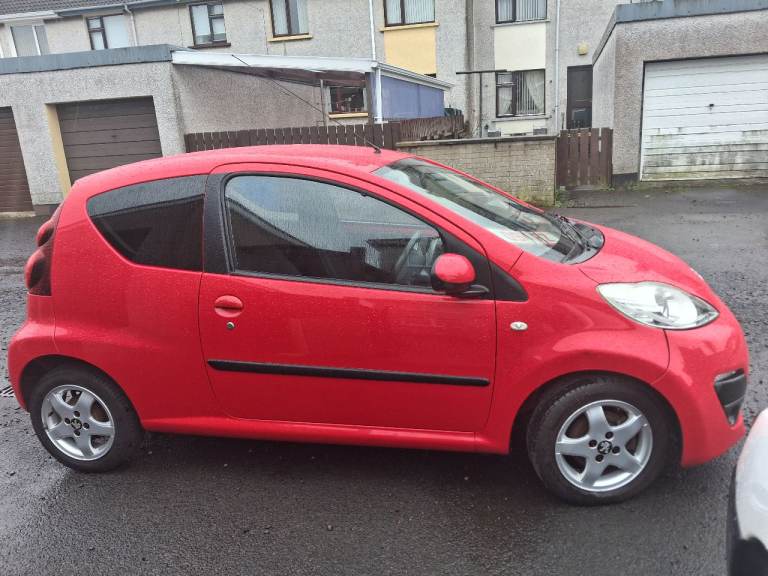 2013 Peugeot 107 1.0 petrol 3 door Red 