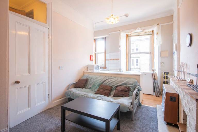 Bright and desirable, 1 bedroom, 2nd floor property near Meadowbank – available February 