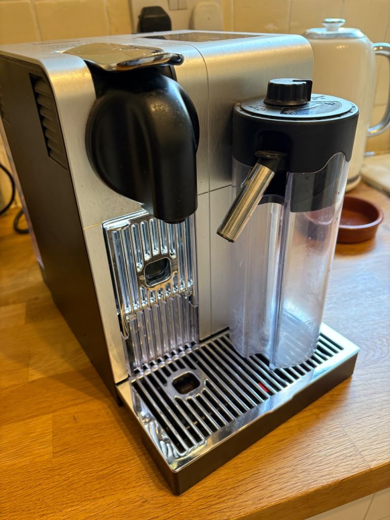 Delonghi Nespresso coffee machine inc. milk frother 
