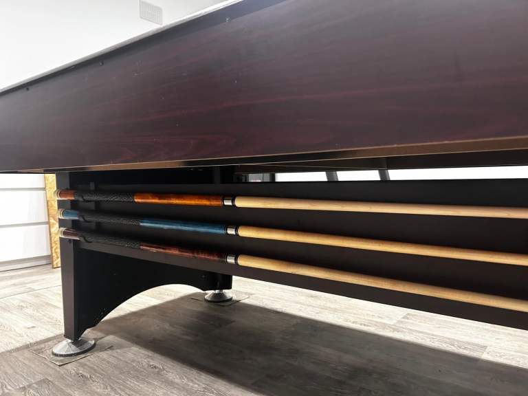 Pool / snooker cue holders for tables
