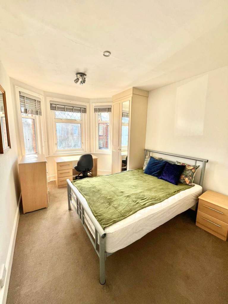 Spacious Dbl room, by bus stops and shops