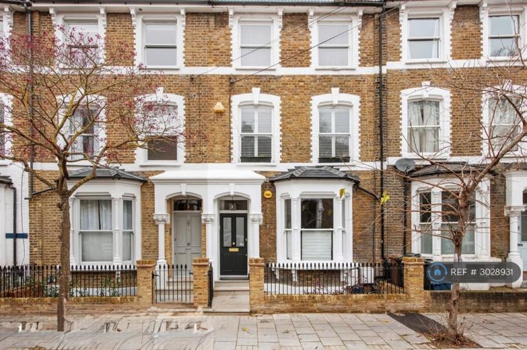 3 bedroom flat in Reighton Road, London, E5 (3 bed) (#3028931)