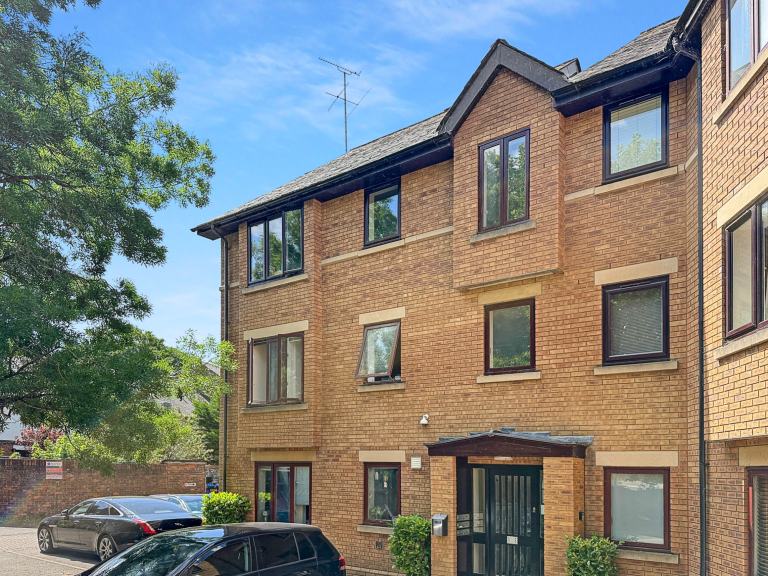 3 bedroom flat in Swan Court, Oxford, OX1 Book Online - The Rent Guru {222}