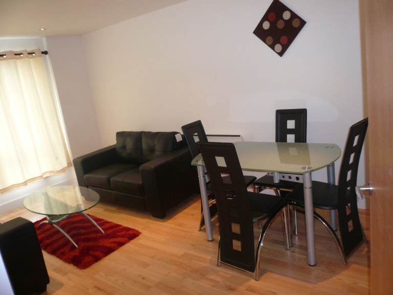 STYLISH ONE-BEDROOM APARTMENT IN THE POPULAR CLARENCE HOUSE, CLARENCE DOCK, Leeds LS10 .
