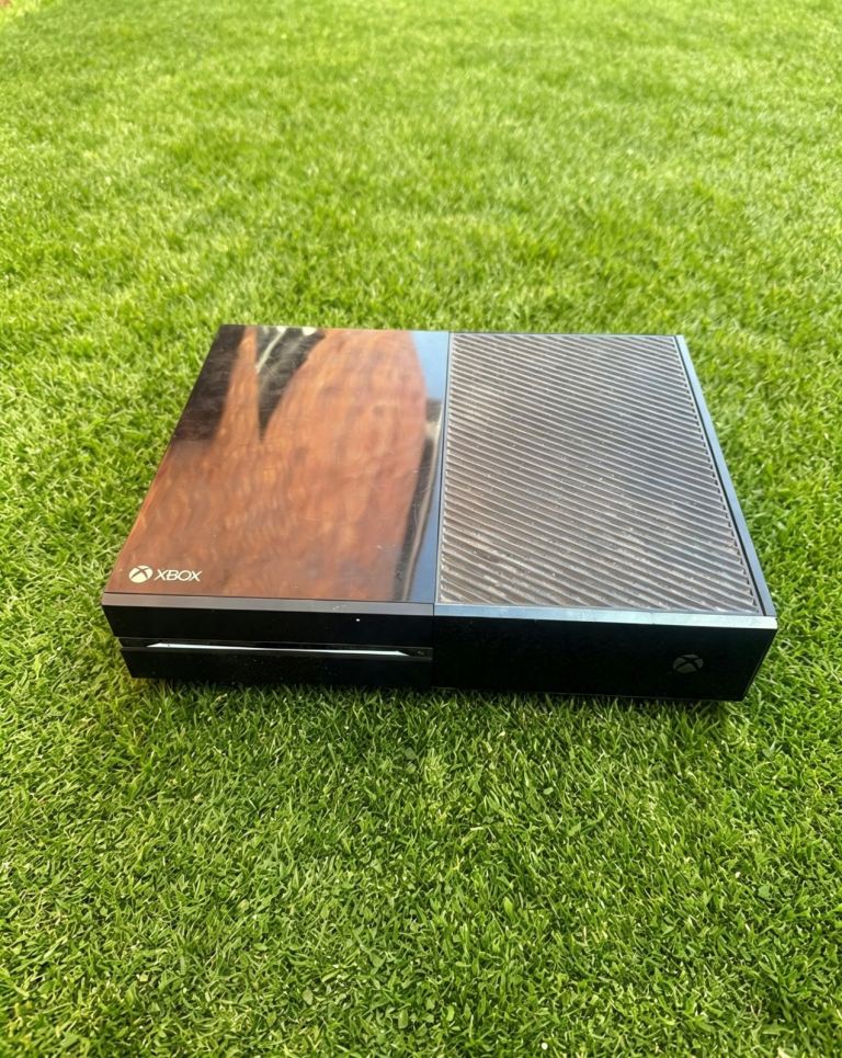 Xbox One - £25 , No wires & Controller - Great Condition