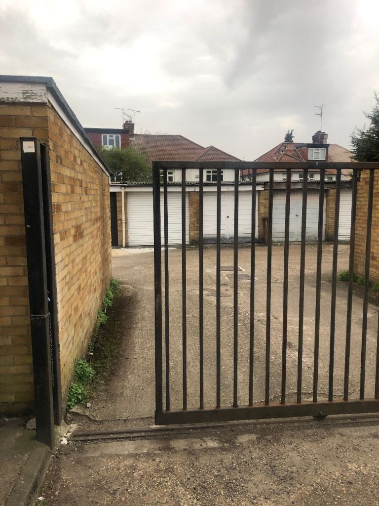 Garage to rent in Willesden Green
