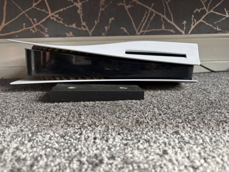 PlayStation 5 500gb 2 controllers