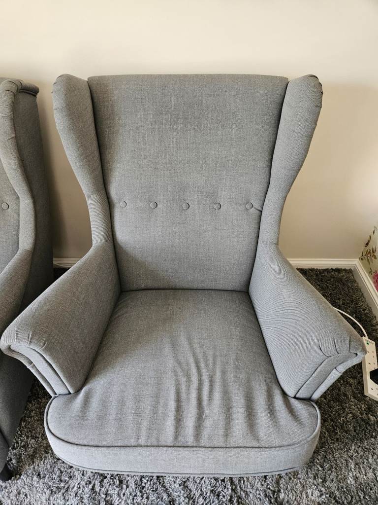 2 wings back chairs & 2 stools