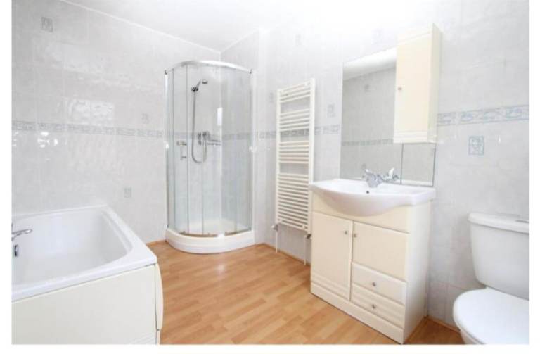3 double bedrooms with extra 2 occasional double bedrooms mid terrace property to let