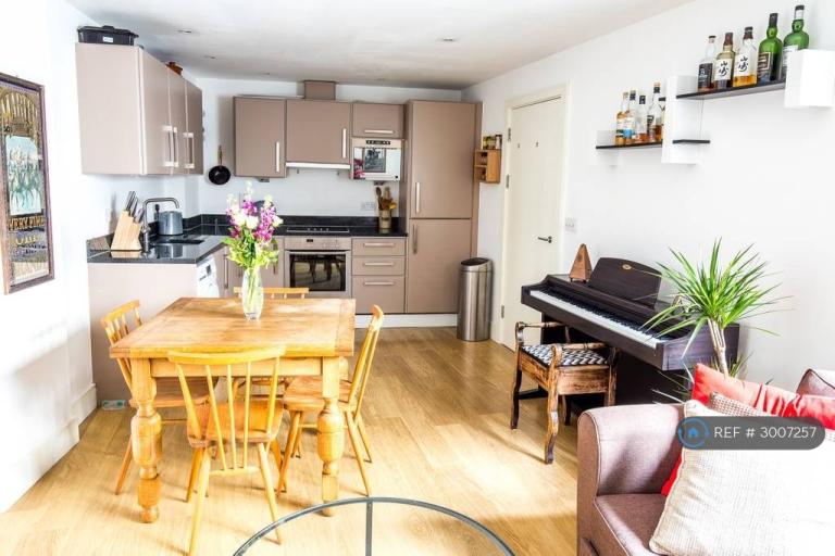 2 bedroom flat in Bermondsey Street, London, SE1 (2 bed) (#3007257)