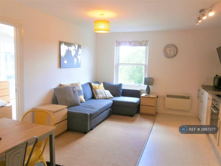 3 bedroom flat in Bingley Court, Canterbury, CT1 (3 bed) (#2887377)