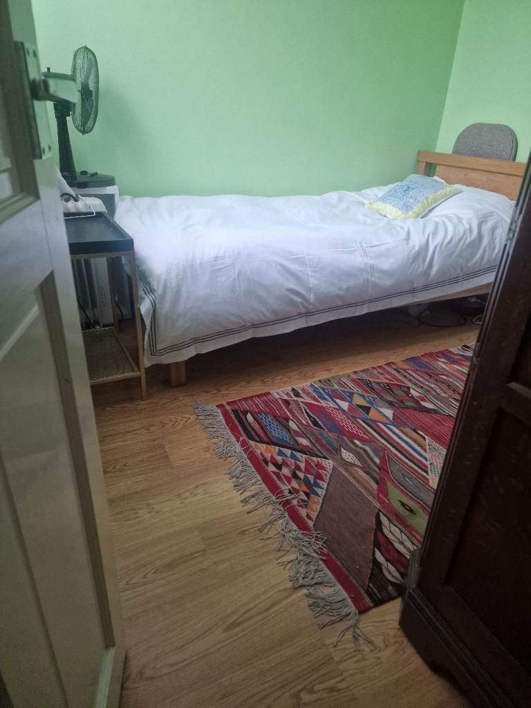 Spacious Single Room to rent in Highbury N5 2AL, suit Muslim female or professional.