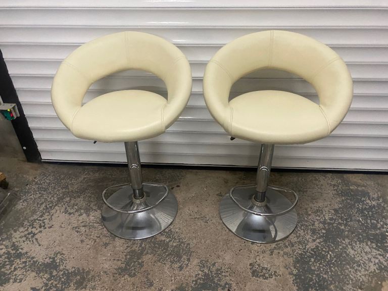 Hight adjustable bar stools