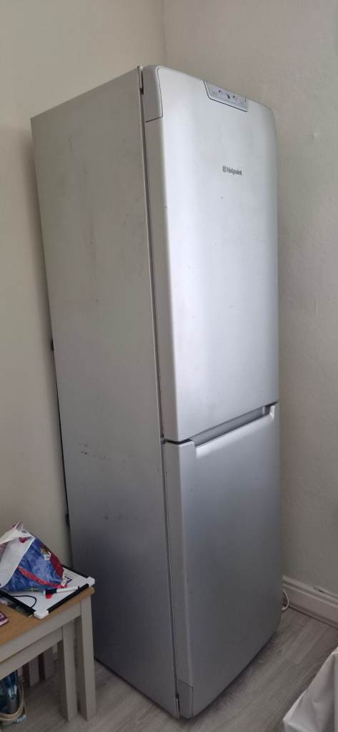 Hotpoint fridge freezer FF200E
