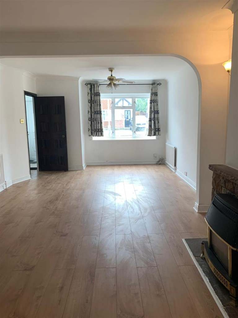 3 bedroom house in Misbourne Road, Uxbridge