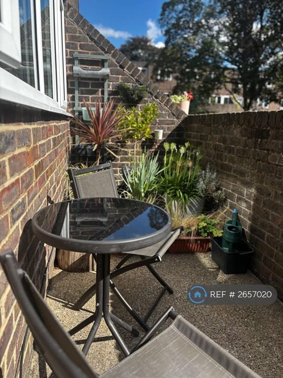 1 bedroom flat in Hervey Road, London, SE3 (1 bed) (#2657020)