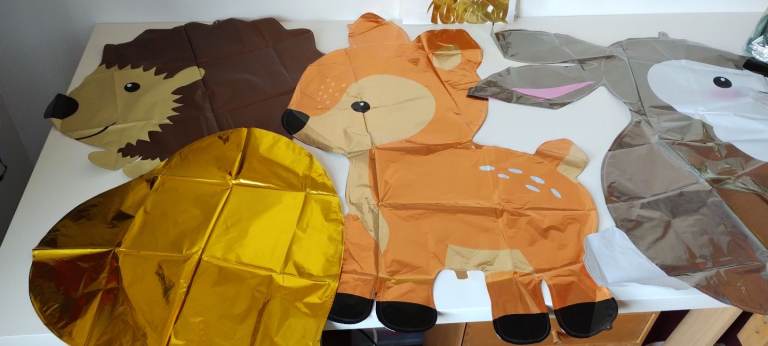 New animal balloons, banner pompoms