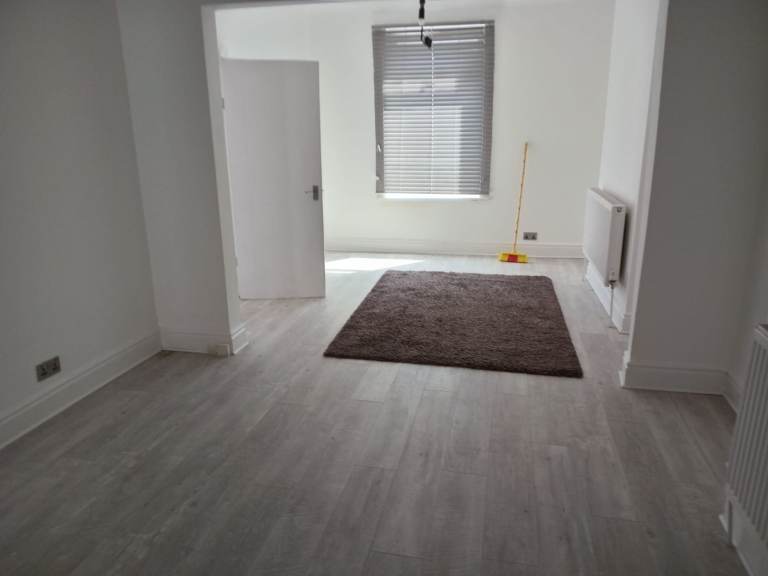 Fully modernised 2 bed house HU9 £800 pcm 
