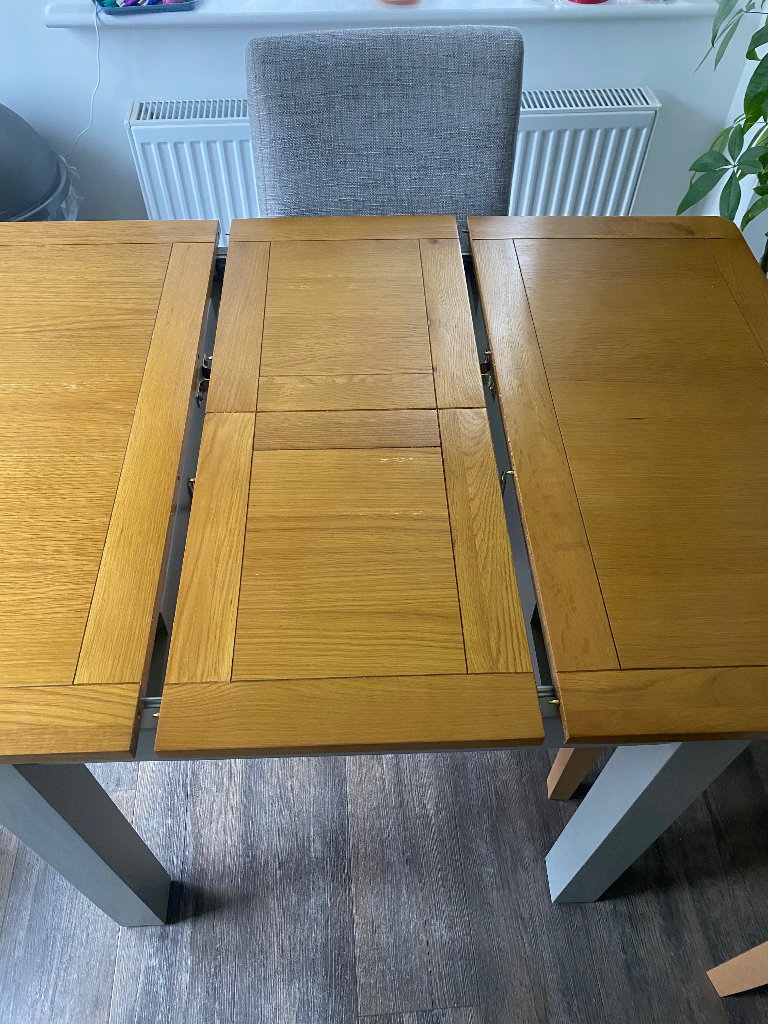 Extendable Dining Table & Chairs 