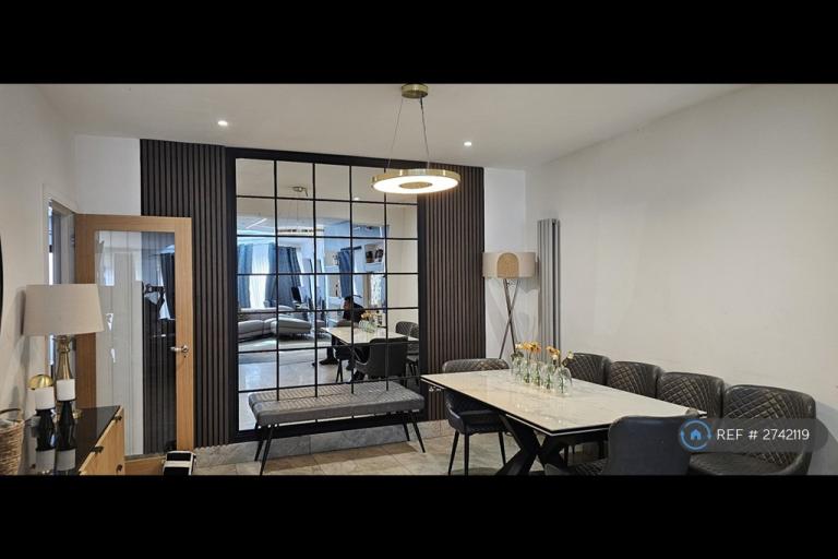 5 bedroom house in Whalebone Lane North, Romford, RM6 (5 bed) (#2742119)