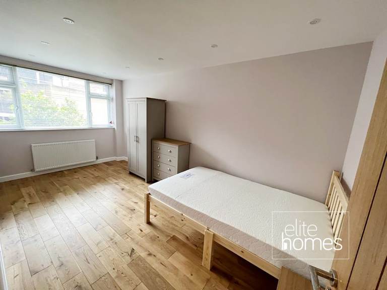 ROOM to rent in a Five Bedroom Split-Level Maisonette in Hoxton, E2. Ideal for sharers.