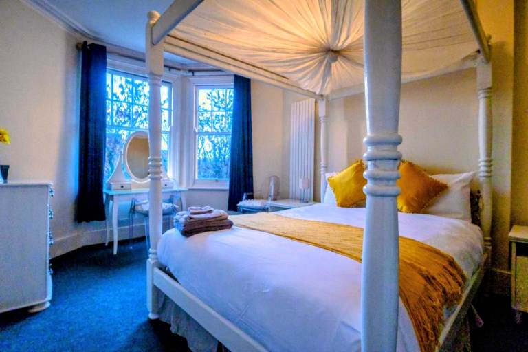 King Size spacious room fully furnished Located in Streatham SW16 area