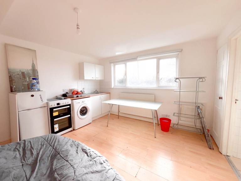 Large studio in NW2 housing benefit welcome