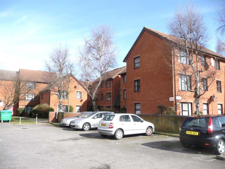 2 bedroom flat in Legrace Avenue, Hounslow