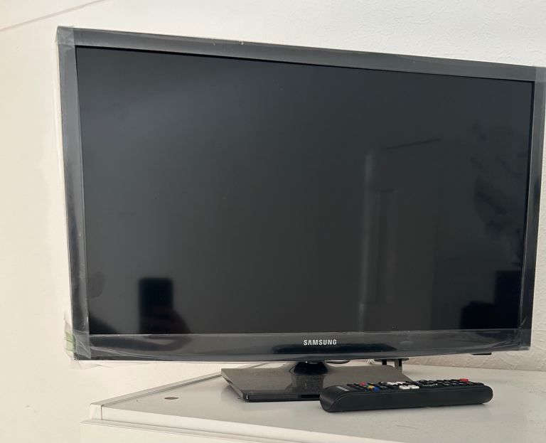 Samsung 24" Smart HD TV (UE24N4300A) Good as new