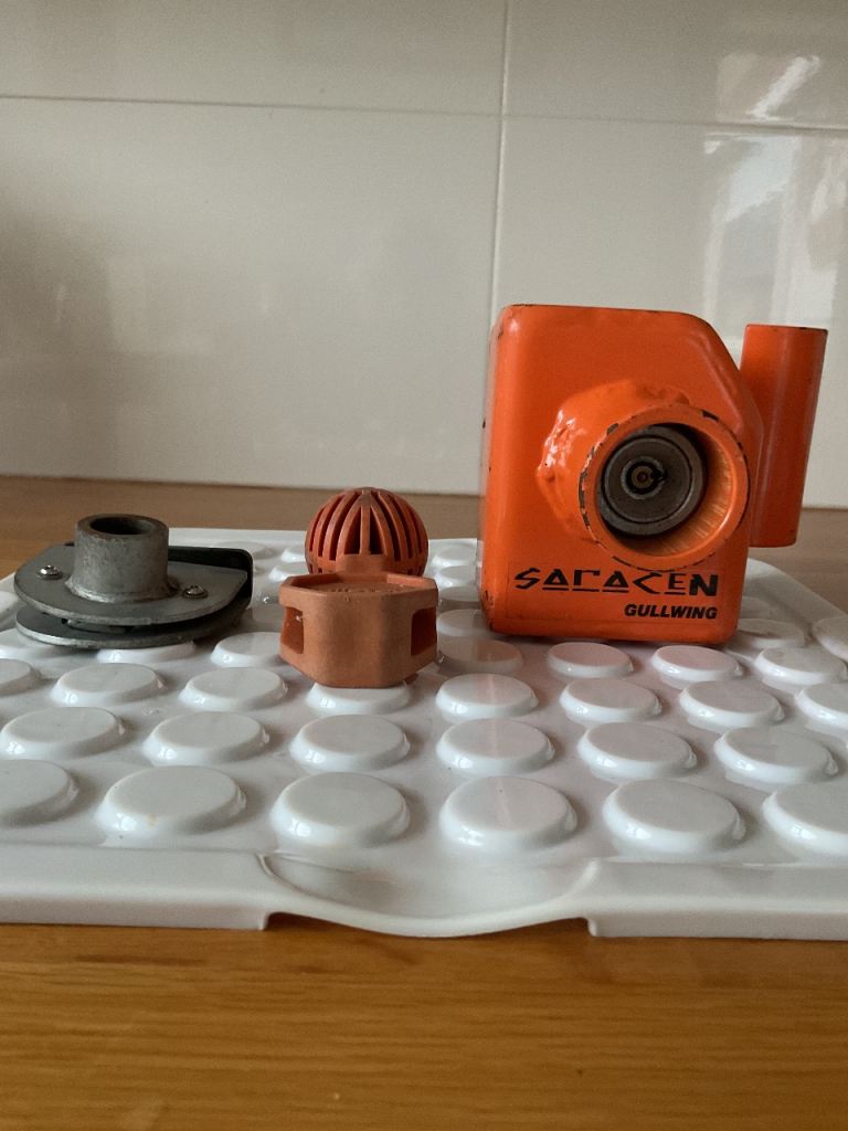 Saracen Gullwing hitch lock