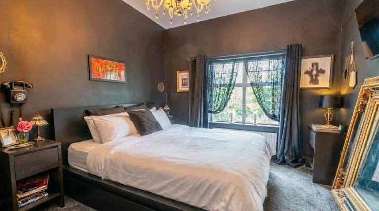Rooms going fast! 🏃‍♀️💨 Secure your Birmingham spot for just £10/week service charge. ⏳