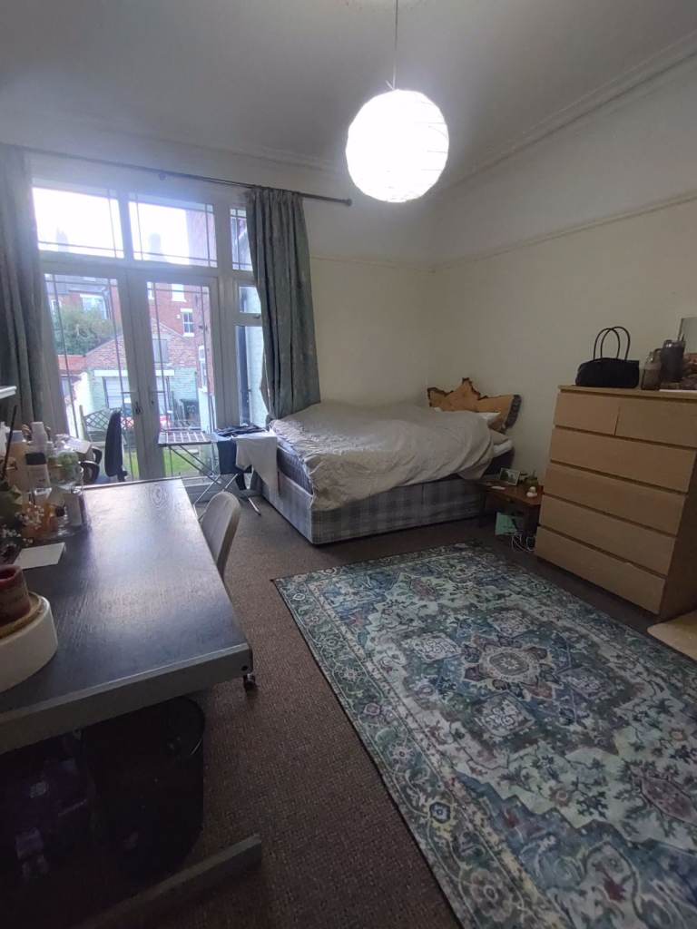 Large sunny room to rent in lovely Jesmond House