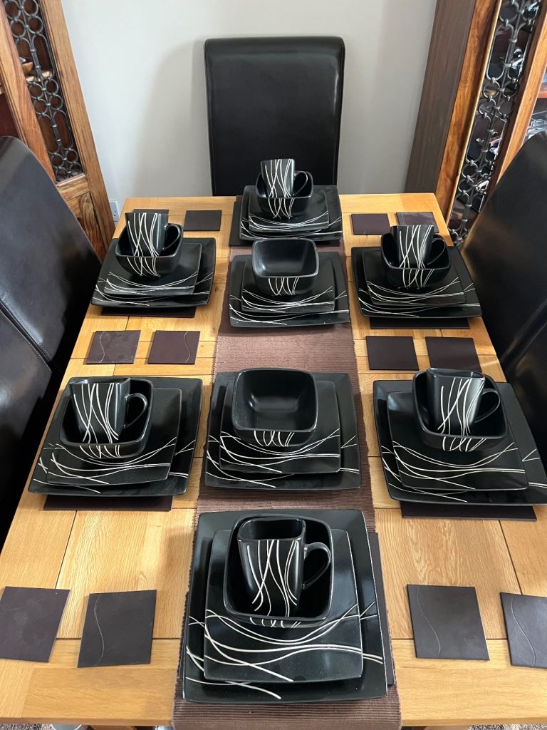 New 30 Piece Dinner Set